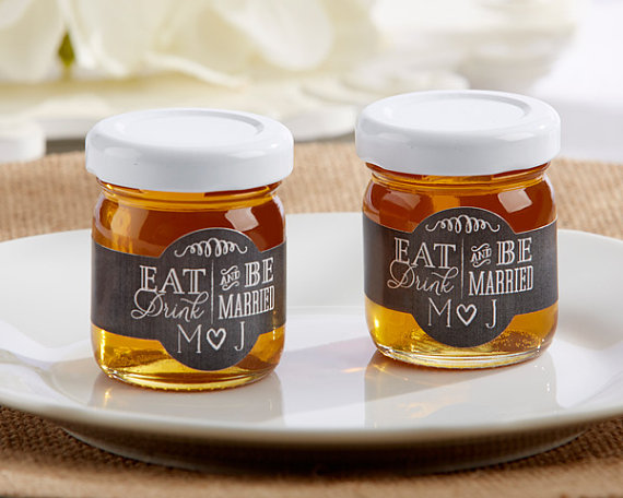 Gorgeous honey wedding favors! As featured on @pinkmitten.com #honeyfavors #weddingfavors